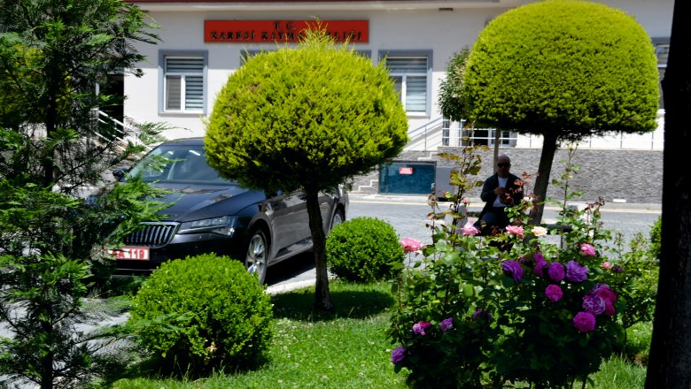 Karesi Kaymakamlığı Bahçesindeki Pembe Güller Göz Kamaştırıyor