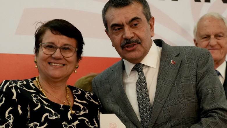 Bakan Tekin, 55 okul yaptıran 44 hayırseverlerle buluştu