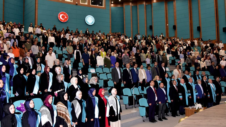  İlahiyat Fakültesi’nde Diploma Gururu 