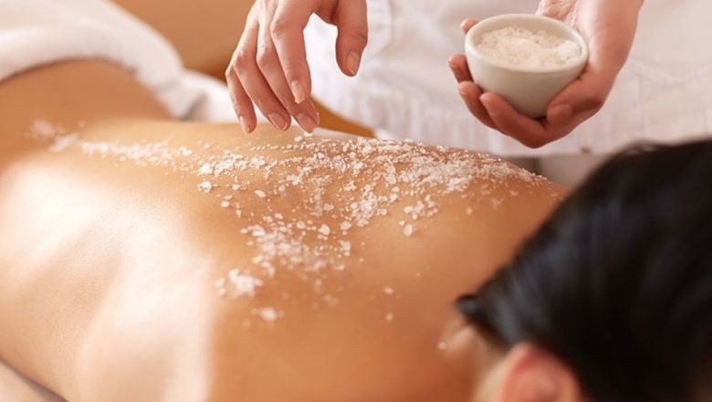 Burhaniye Sahillerinde Deniz Tuzu ile Vücut Peelingi