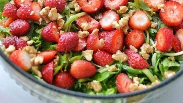 Balıkesir'de Yaz Meyveleriyle Salata Yapımı