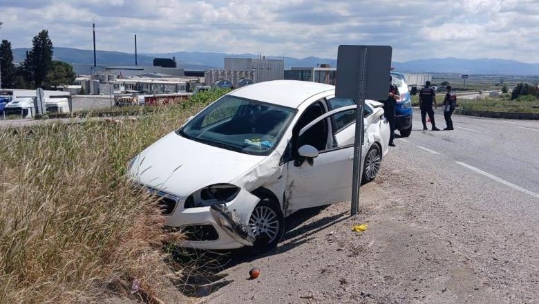 Bu Kavşakta Kaza Kaçınılmaz! İki Araç Çarpıştı