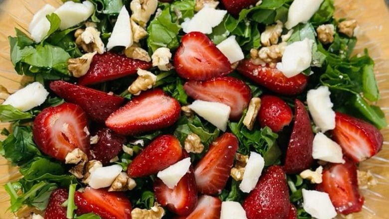Balıkesir'de Yaz Meyveleriyle Salata Yapımı
