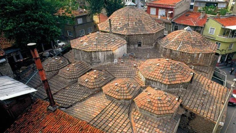 Balıkesir’de Taşla Başlayan Sır: Cami mi Önce Yapıldı, Hamam mı?