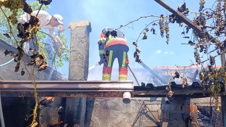 Burhaniye’de Odunlukta Çıkan Yangın Eve Sıçradı!