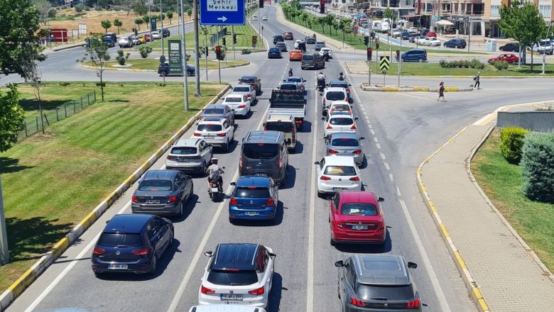 Edremit’e Tatilci Akını: Bayram Yoğunluğu Başladı