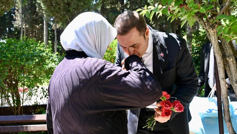  Başkan Akın, şehitleri unutmadı 