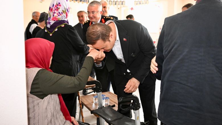 Ahmet Akın, bayram namazını Zağnos Paşa Cami’nde kıldı 