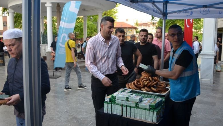  Bayram Sabahı Zağnospaşa Camii’nde Simit ve Ayran İkramı