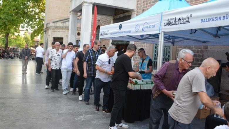  Bayram Sabahı Zağnospaşa Camii’nde Simit ve Ayran İkramı