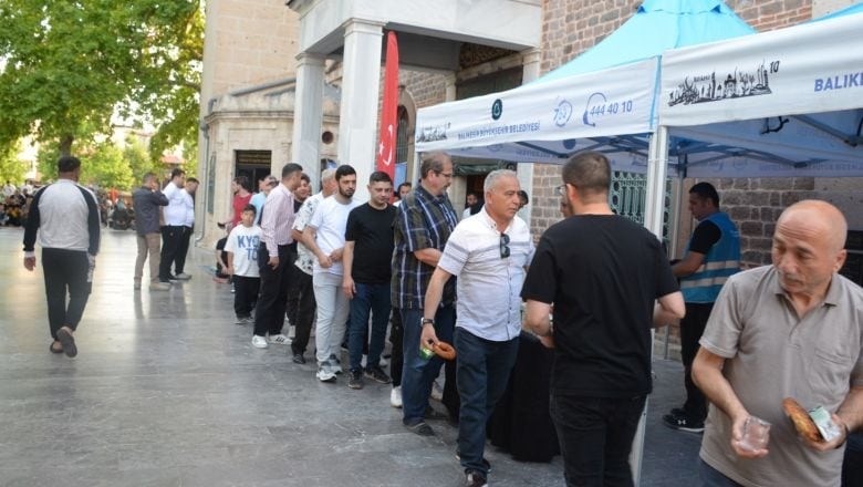  Bayram Sabahı Zağnospaşa Camii’nde Simit ve Ayran İkramı