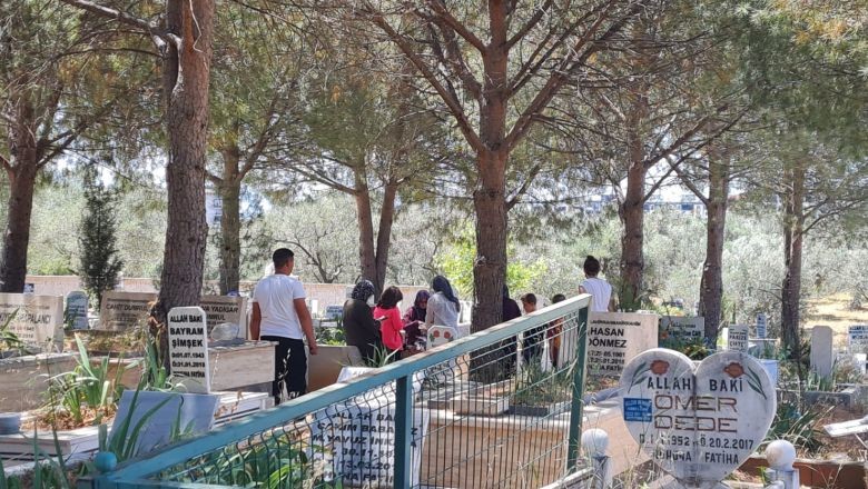  Edremit Belediyesi’nden Arife Günü Karanfil Jesti