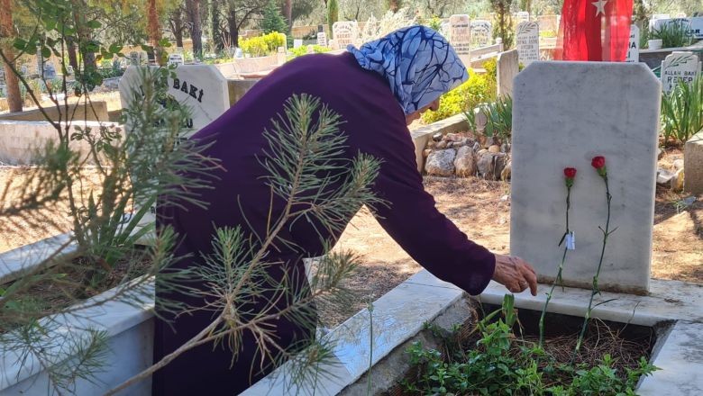  Edremit Belediyesi’nden Arife Günü Karanfil Jesti