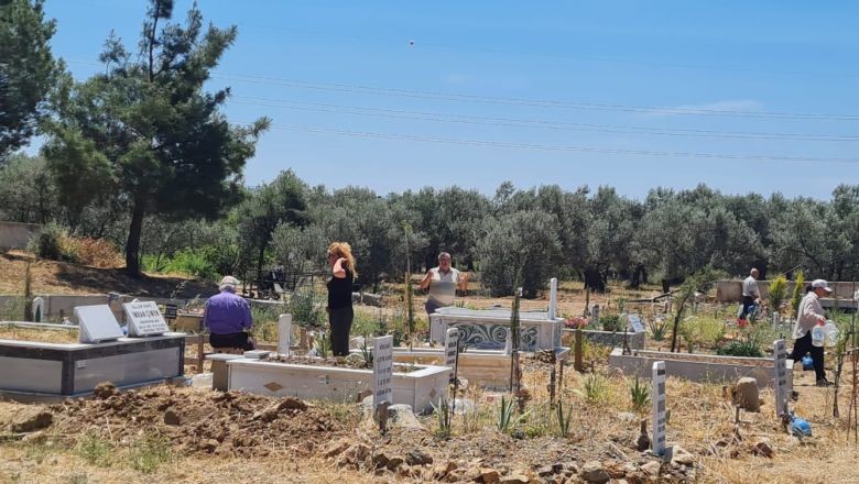  Edremit Belediyesi’nden Arife Günü Karanfil Jesti