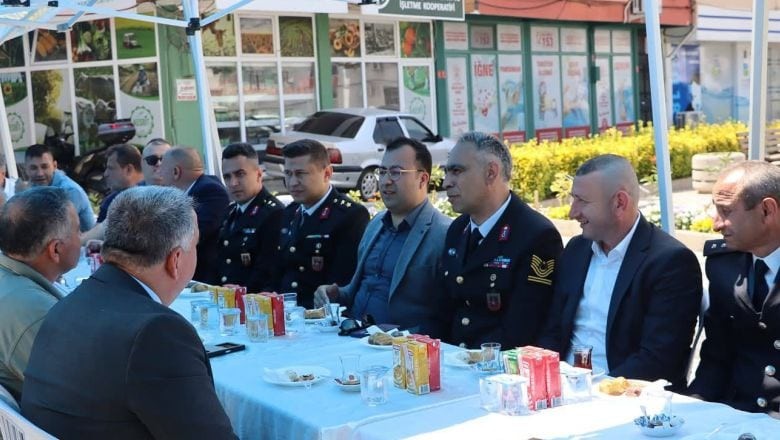 Kepsut'ta Geleneksel Bayramlaşma Programı Yoğun Katılımla Gerçekleşti