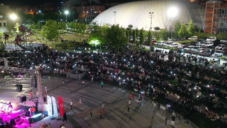 Büyükşehir’in Babalar Günü konserinde Ferdi Zeyrek unutulmadı