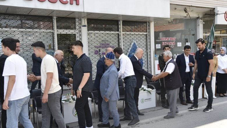Dursunbey’de Bayramlaşma Eski Belediye Binası Önünde Gerçekleşti