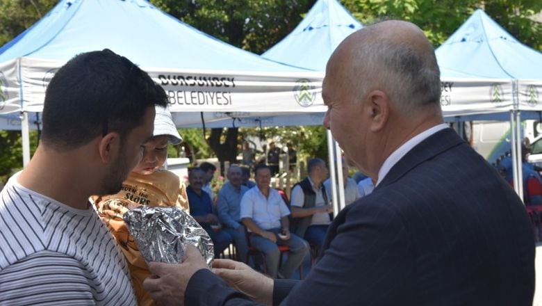 Dursunbey’de Bayramlaşma Eski Belediye Binası Önünde Gerçekleşti