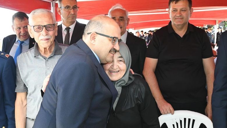  Vali Ustaoğlu, Şehit Aileleriyle Birlikte Şehitliği Ziyaret Etti 