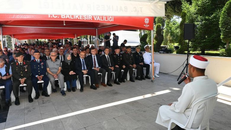  Vali Ustaoğlu, Şehit Aileleriyle Birlikte Şehitliği Ziyaret Etti 