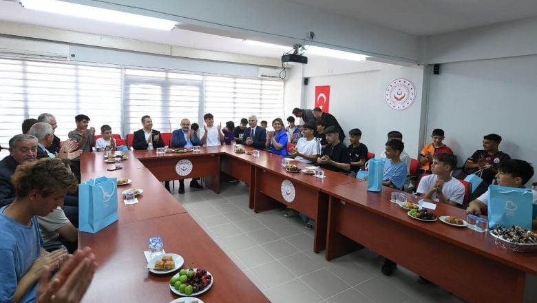  Vali Ustaoğlu’ndan Çocuklara Bayram Ziyareti