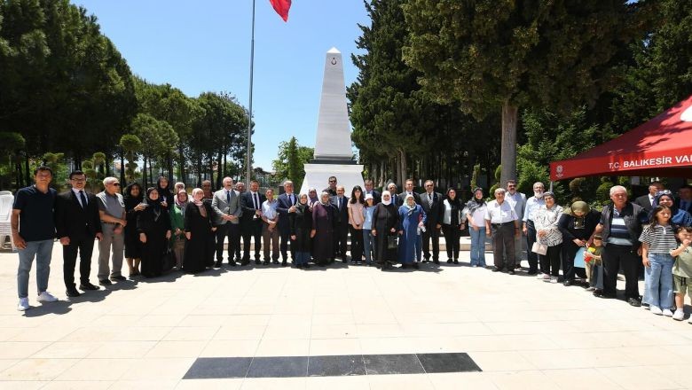  Vali Ustaoğlu, Şehit Aileleriyle Birlikte Şehitliği Ziyaret Etti 