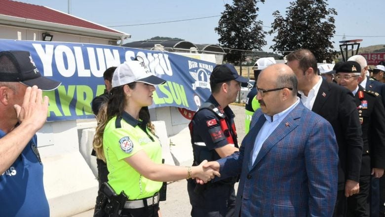 Vali Ustaoğlu’ndan Yol Kontrol Noktasına Bayram Ziyareti