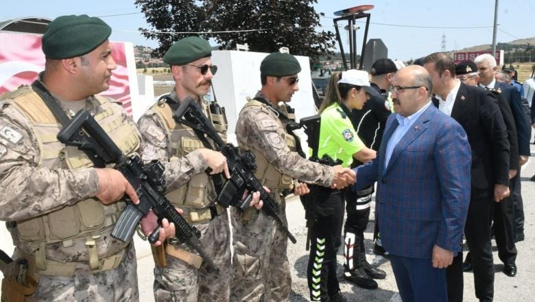  Vali Ustaoğlu’ndan Yol Kontrol Noktasına Bayram Ziyareti