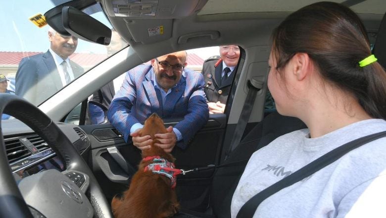  Vali Ustaoğlu’ndan Yol Kontrol Noktasına Bayram Ziyareti