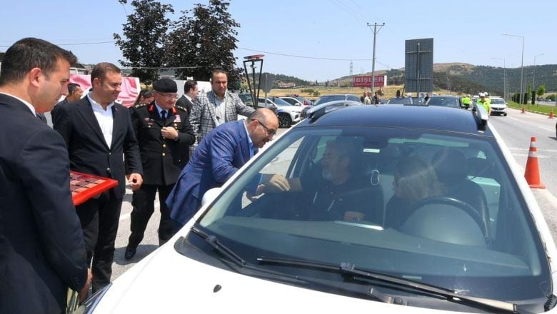  Vali Ustaoğlu’ndan Yol Kontrol Noktasına Bayram Ziyareti