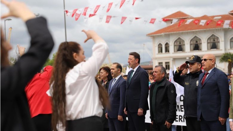 Bandırma engelli haftasını unutmadı. Engelime Renk Ver Derneği Engelliler Haftası kapsamında etkinlik gerçekleştirdi. Yapılan etkinliğe Bandırma Belediye Başkanı Tolga Tosun'da katılım gösterdi.