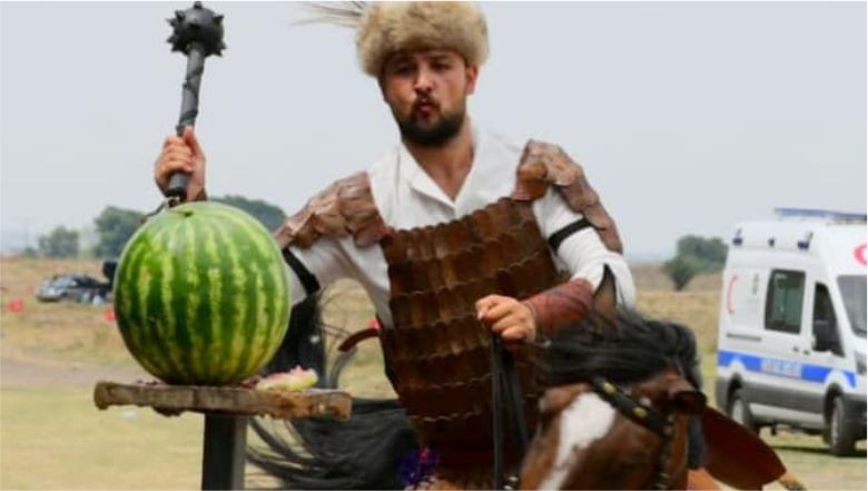 At Üstünde Karpuz Kesti