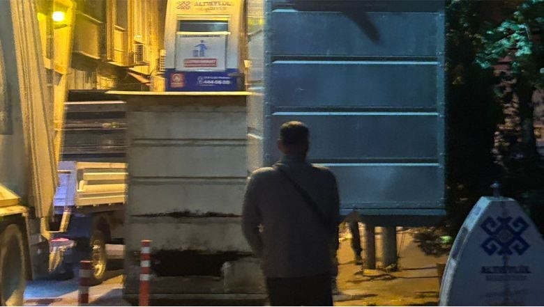Altıeylül'de Eskiyen Çöp Konteyneri Yenilendi