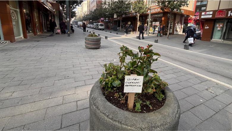 Milli Kuvvetler caddesine çiçek saksılarına konan yazılar dikkat çekiyor Milli Kuvvetler caddesi ve çiçekler