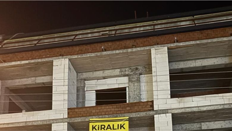 Bu Da Oldu! Tamamlanmamış Binaya Kiralık İlanı Asıldı