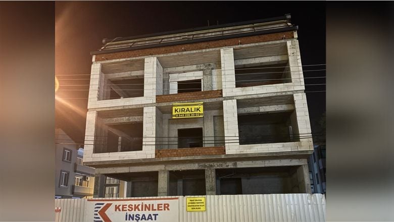 Bu Da Oldu! Tamamlanmamış Binaya Kiralık İlanı Asıldı