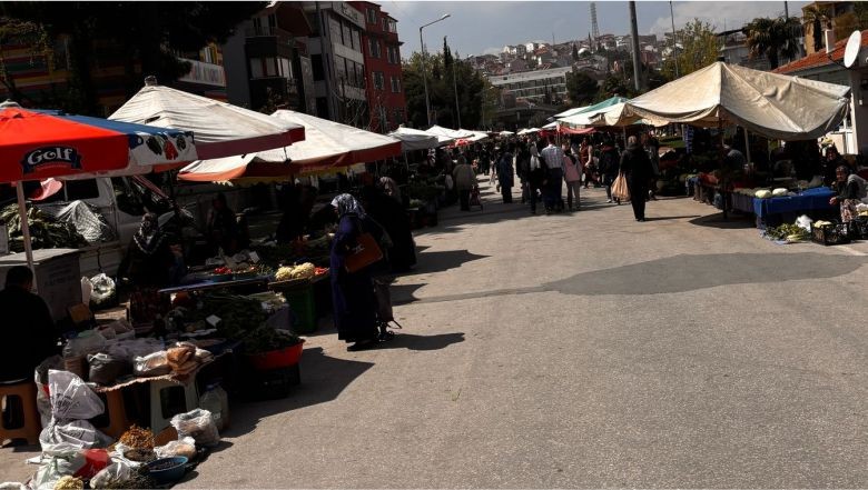 Cumartesi Pazarı Kalabalık