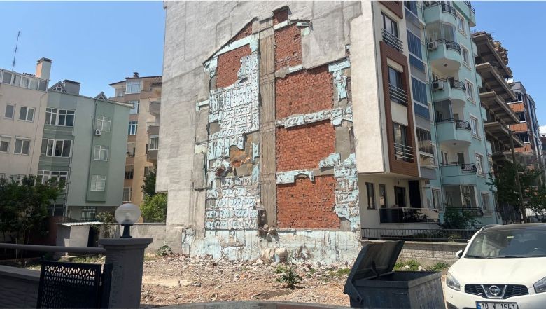 Başlıksız Kalan Duvar Mahalleliyi Tedirgin Ediyor