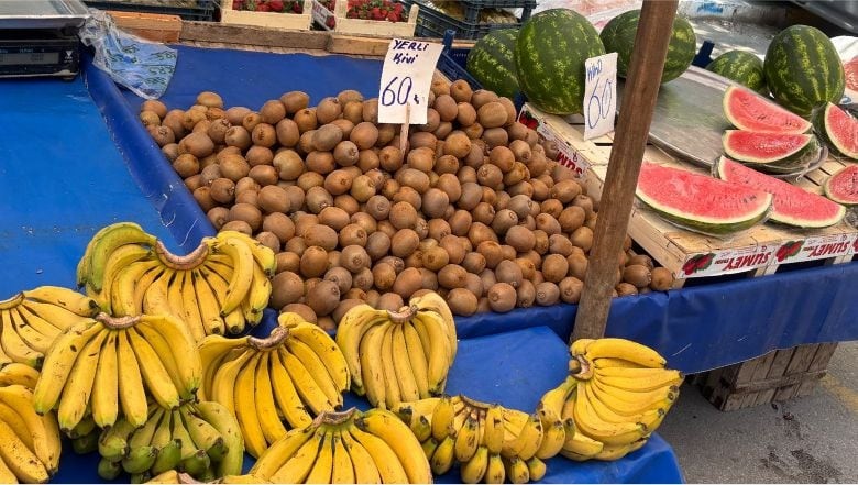 Pazarda Meyve Şöleni