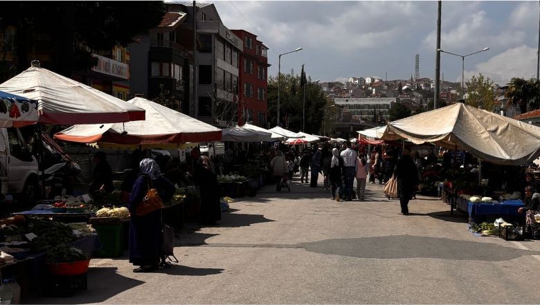 Cumartesi Pazarı Kalabalık