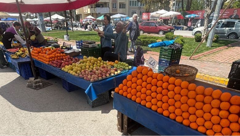 Pazarda Meyve Şöleni