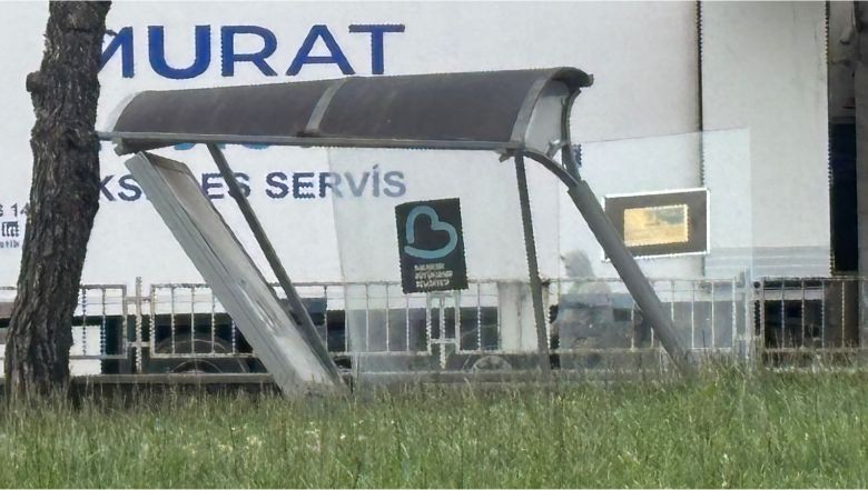 Balıkesir’de Durak Yıkıldı