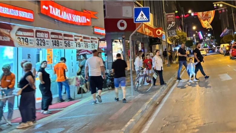 Balıkesir’de Arife Günü Sokaklar ve Pazaryerleri Dolup Taştı