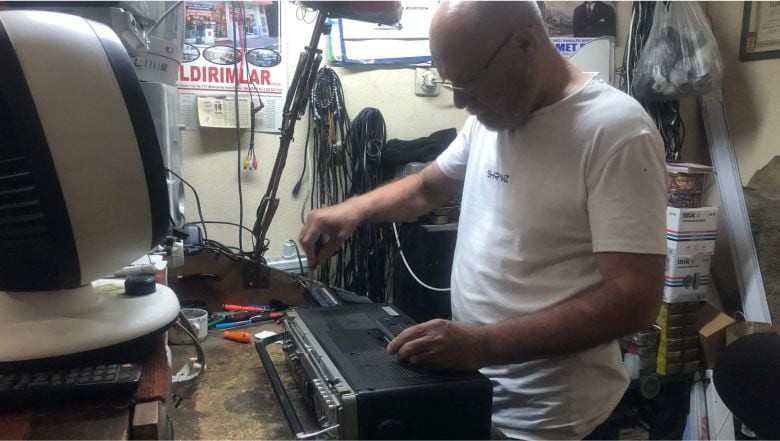 Balıkesir’de 50 Yıllık Usta Eski Eşyaları Hayata Döndürüyor