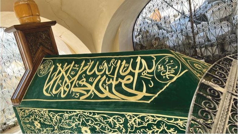 Deprem'de Türbe ve Cami Yıkıldı