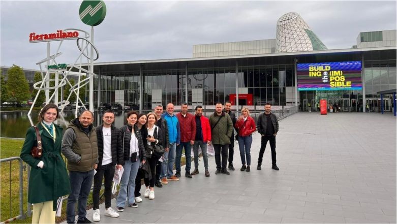 KOSGEB’den iş destekli gezi. Balıkesir’in Edremit ilçesinde Ticaret Odası, KOSGEB Destekli İşletme Geliştirme İş Gezisi Programı yürüttü. Oda üyeleri, geçtiğimiz ay için yürütülen proje ile Milano aksesuar fuarına gitti.