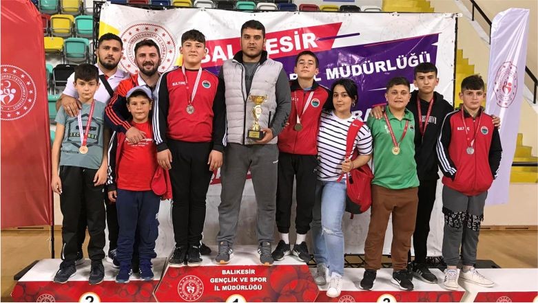 Savaştepe’den Güreş Başarısı. Balıkesir’in Savaştepe ilçesinden başarı haberi geldi. Savaştepe Belediye Güreş takımı U-13 Serbest İl Şampiyonasından ödülle döndü.