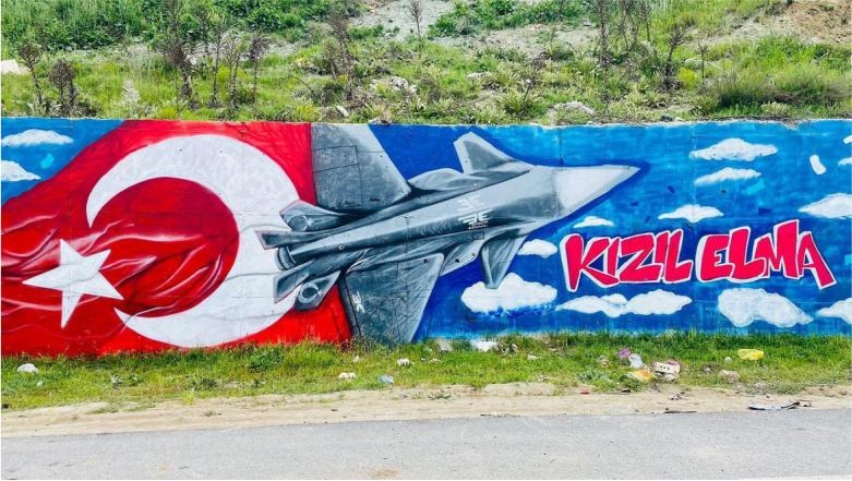 Türkiye'nin ilkleri duvar sanatıyla buluştu. Balıkesir'in Dursunbey İlçesi'nde Türkiye'nin yerli teknolojileri sokak sanatına yansıdı.