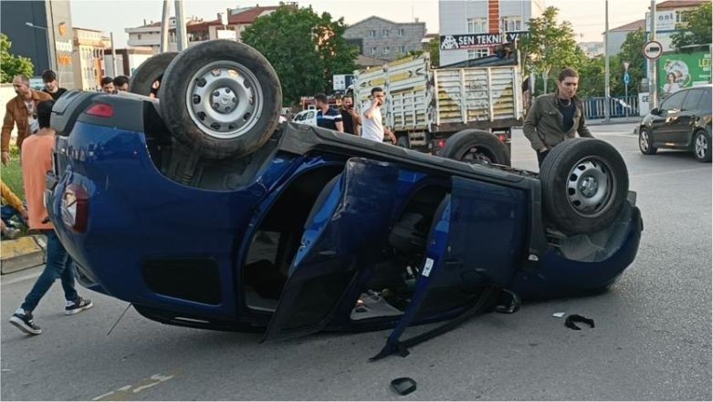 Araba Takla Attı. Hafif ticari aracın çarptığı otomobil takla attı. Takla atan otomobilin sürücüsü kazayı hafif sıyrıklarla atlattı. Arabadan hafif sıyrıklarla çıkan adama çevredekiler şaşırdı.