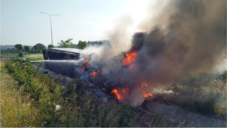Devrilen Tır Alev Alev Yandı. İzmir – İstanbul oto yolunda meydana gelen trafik kazasında meyve yüklü tır alev alev yandı.